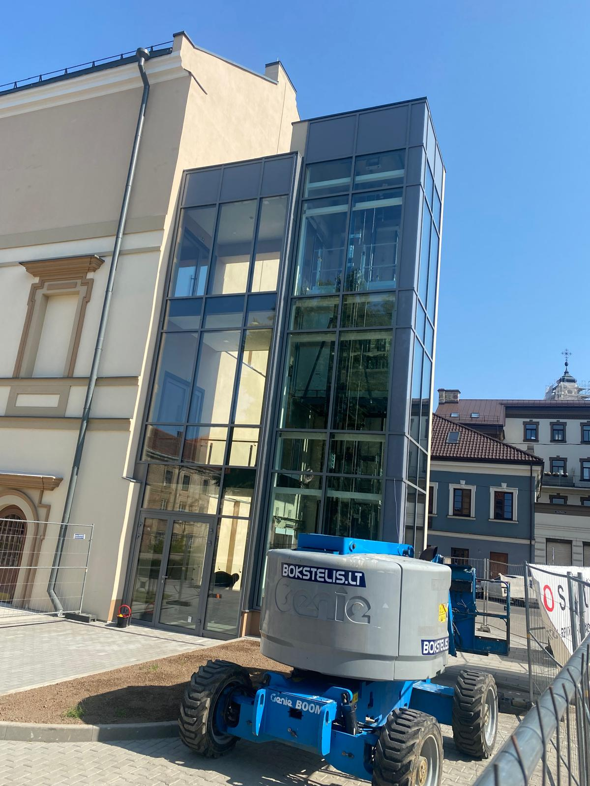 Stiklo ir aliuminio lifto konstrukcija istoriniame pastate